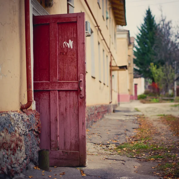 Otevřete dřevěné dveře zchátralé budovy — Stock fotografie