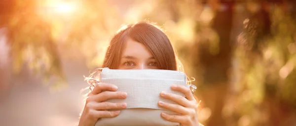 Fille se cachant en tenant un sac à main — Photo