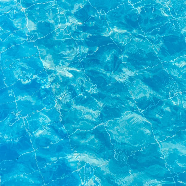 Wateroppervlakte bij het zwembad — Stockfoto
