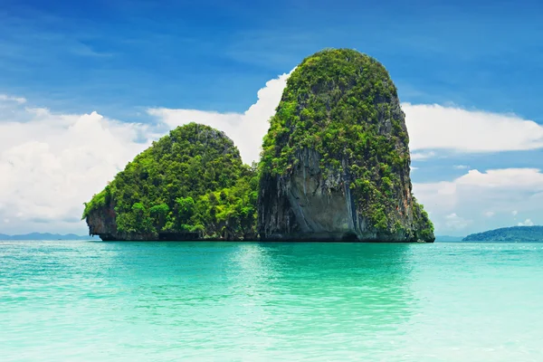 Schöner Felsen am Strand von Railay — Stockfoto