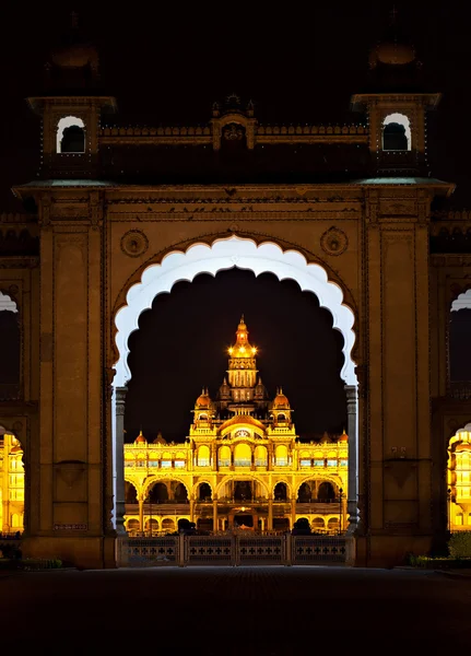 Майсурский дворец ночью, Майсур, Индия — стоковое фото