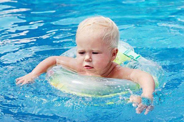 Baby Zwemmen — Stockfoto