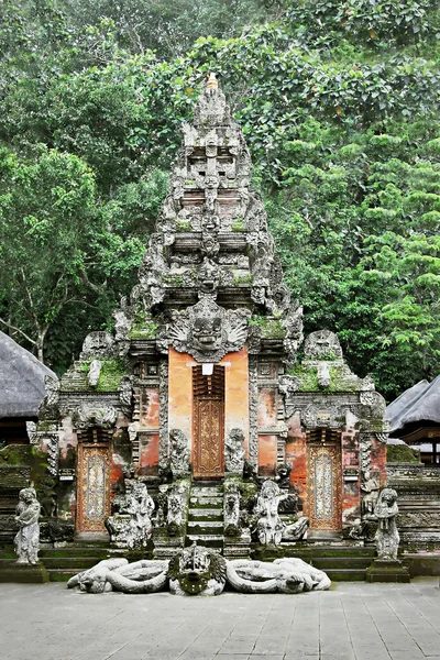 Центральним входом в храм — стокове фото