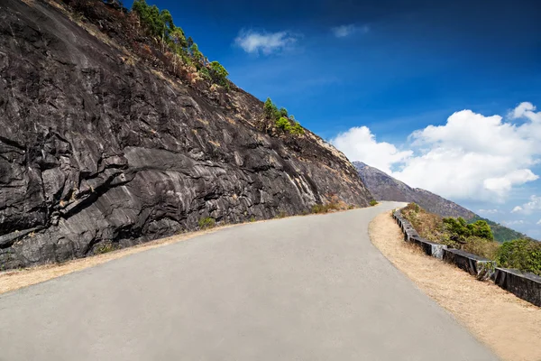 Bonne route dans les montagnes — Photo