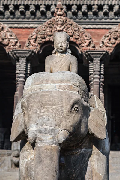 Statue d'éléphant en pierre — Photo