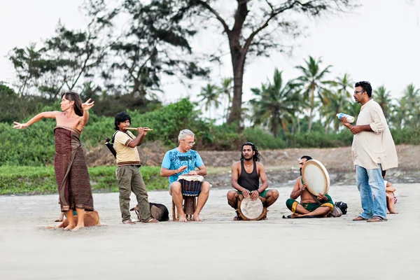 Hippies tocando música — Fotografia de Stock