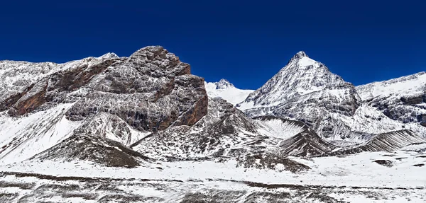 Tilicho 湖周围的群山 — 图库照片