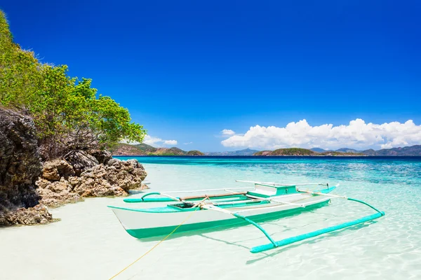 Boat on beach — Stock Photo, Image