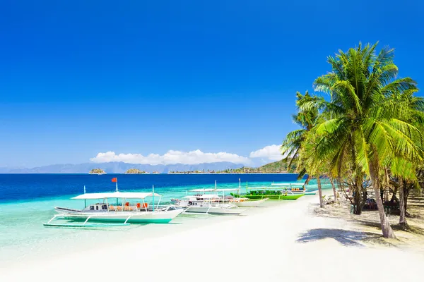 Boat on beach — Stock Photo, Image