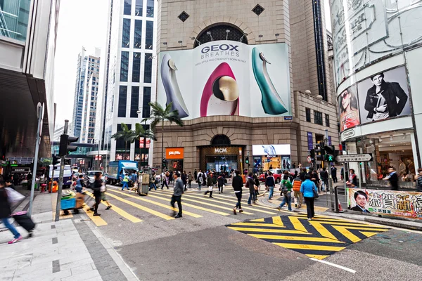 Pedoni attraversano la strada — Foto Stock