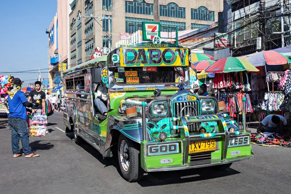 Jeepney üstünde manila sokak — Stok fotoğraf