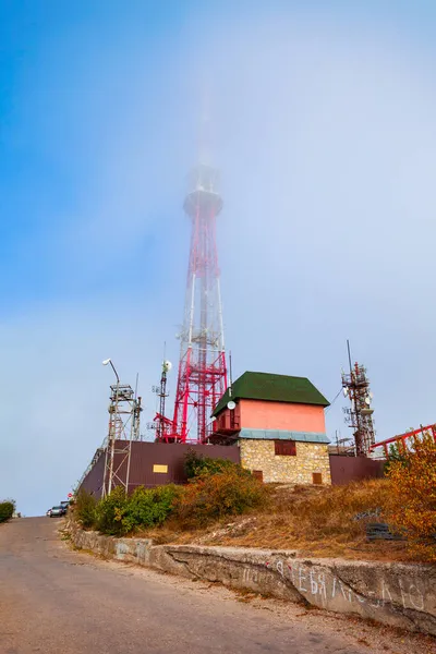 Estación Base Celular Torre Antena Niebla Cima Montaña Mashuk Ciudad — Foto de Stock
