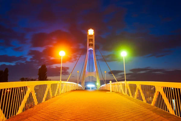 Geceleri Krasnodar Şehrindeki Kuban Nehri Nden Geçen Öpücükler Köprüsü Krasnodar — Stok fotoğraf