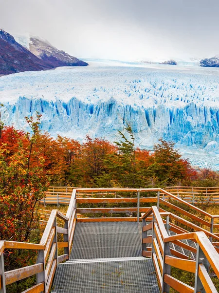 アルゼンチンのパタゴニアにあるペリト モレノ氷河近くの観光ルート アルゼンチンのパタゴニアで最も重要な観光スポットの一つ — ストック写真