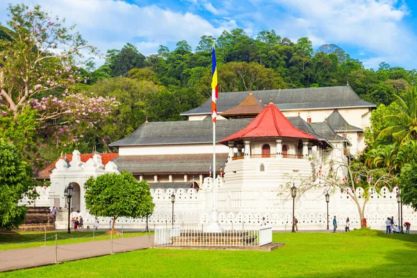 スリランカのキャンディにある聖なる歯の遺跡またはスリ ダラーダ マリガワの寺院 聖歯遺跡寺院は キャンディ王国の王宮複合体に位置する仏教寺院です — ストック写真