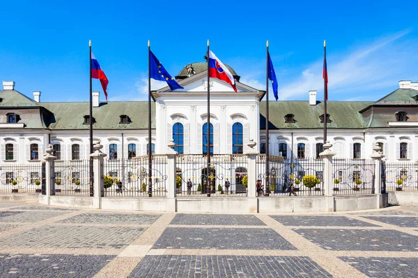 코비치 Grassalkovich Palace 브라티슬라바에 궁전이며 슬로바키아의 대통령의 거주지이다 코비치 조보나 — 스톡 사진