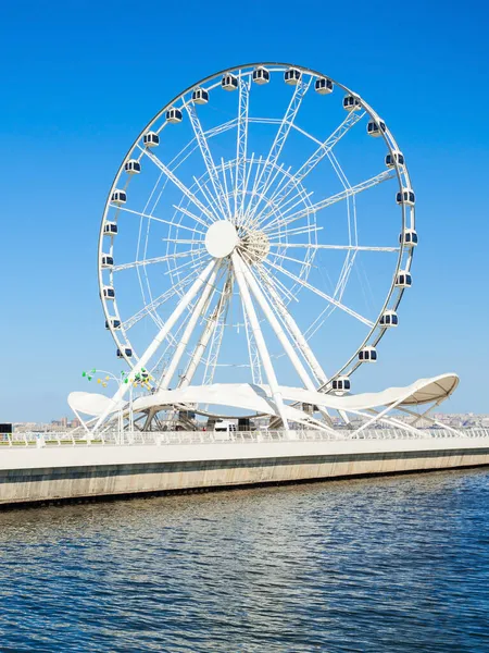 페리스 Baku Ferris Wheel Baku Eye 아제르바이잔 공원의 대로에 페리스 — 스톡 사진