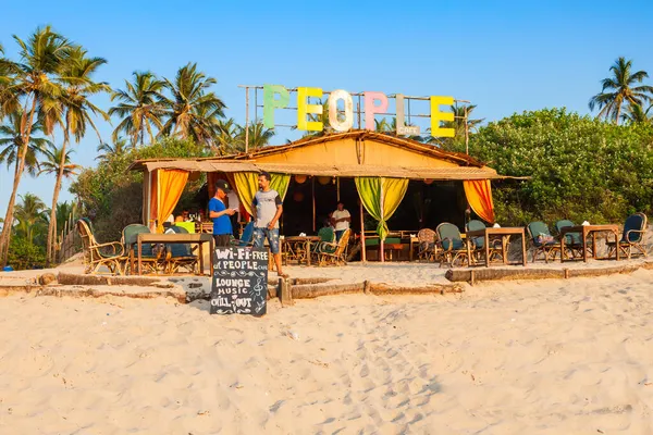 Goa Índia Dezembro 2016 Pessoas Praia Restaurante Barraca Espreguiçadeiras Praia — Fotografia de Stock