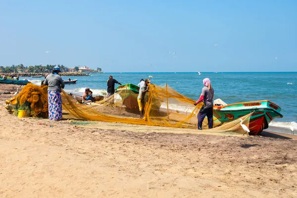 Negombo Sri Lanka Febrero 2017 Barcos Pesqueros Pescadores Playa Negombo —  Fotos de Stock