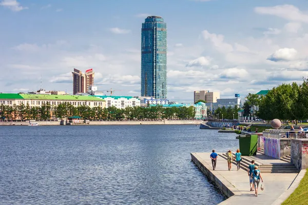 Yekaterinburg Rusia Julio 2016 Yekaterinburg City Center Skyline Iset River — Foto de Stock