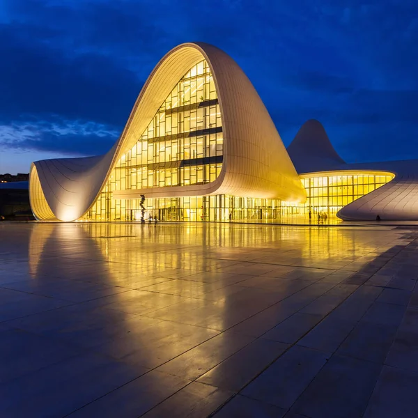 Baku Azerbaijan Settembre 2016 Heydar Aliyev Center Notte Tratta Complesso — Foto Stock