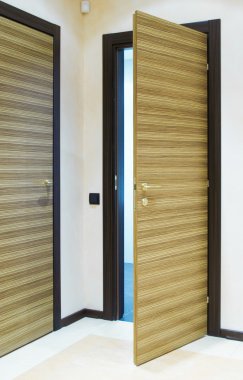 koridor iki ahşap çizgili kapı ile