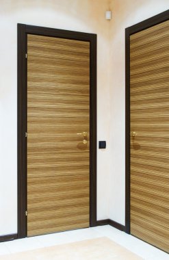 koridor iki ahşap çizgili kapı ile