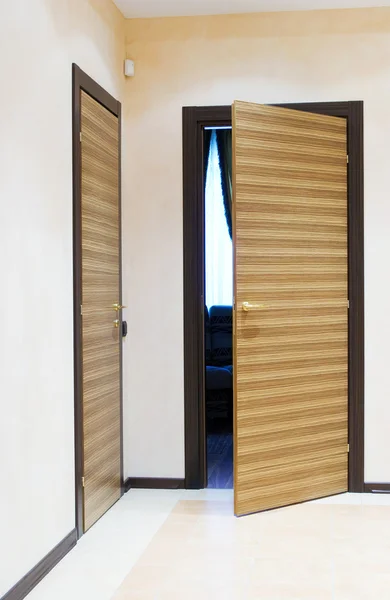 Pasillo con dos puertas a rayas de madera —  Fotos de Stock