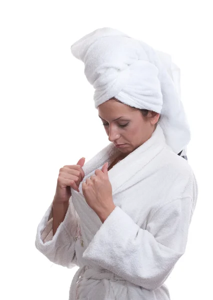 A menina em um vestido de vestir branco e com uma toalha na cabeça — Fotografia de Stock