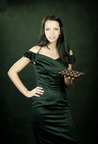 Dívka nabízí čokolády — Stock fotografie
