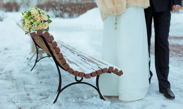 Coppia appena sposata a piedi nel parco cittadino. inverno — Foto Stock