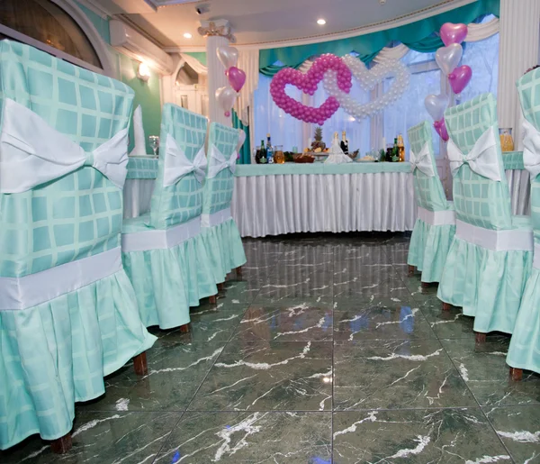 Свадебный зал в ресторане с воздушными шарами — стоковое фото