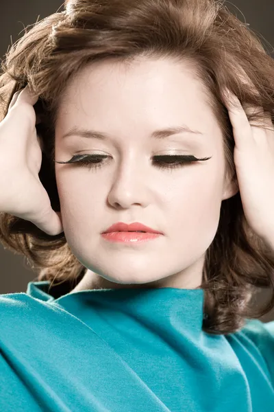 Ragazza in un vestito blu con ciglia lunghe . — Foto Stock