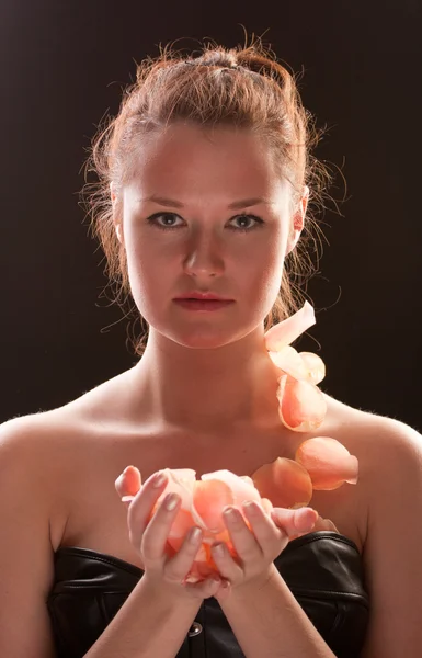 Närbild porträtt av en vacker kvinnlig modell. — Stockfoto