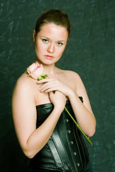 Närbild porträtt av en vacker kvinnlig modell. — Stockfoto