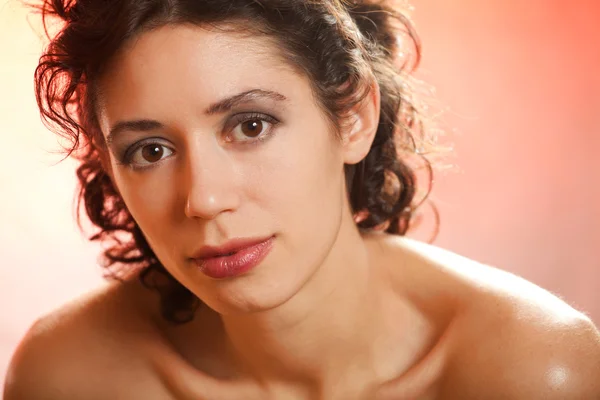 Retrato de la joven morena en el estudio sobre fondo de color — Foto de Stock