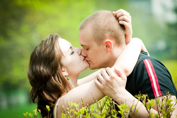 Retrato de um casal apaixonado no fundo do outono — Fotografia de Stock