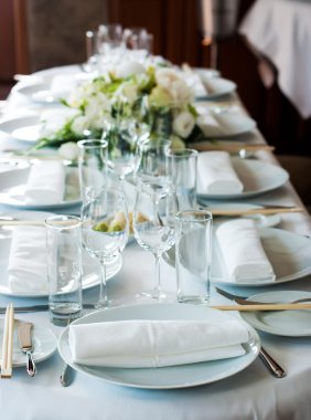 çiçekler ile sunulan Festival tablo