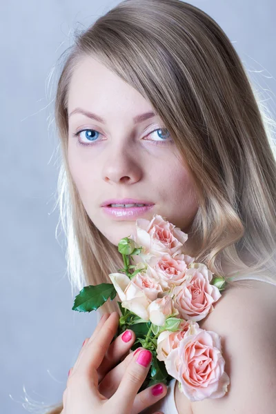 Retrato de cerca de una hermosa mujer . — Foto de Stock