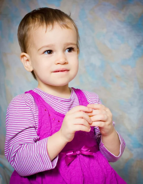 Het kind in een roze jurk — Stockfoto