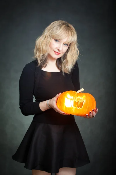 The charming witch cooks the potion on the eve of Halloween. — Stock Photo, Image