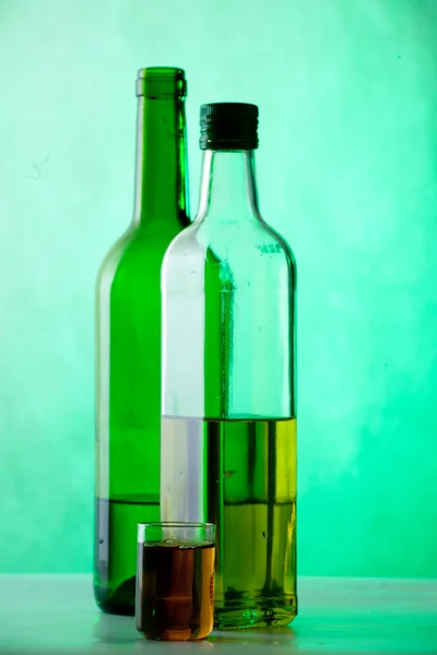 Natura morta di bottiglie di vetro — Foto Stock