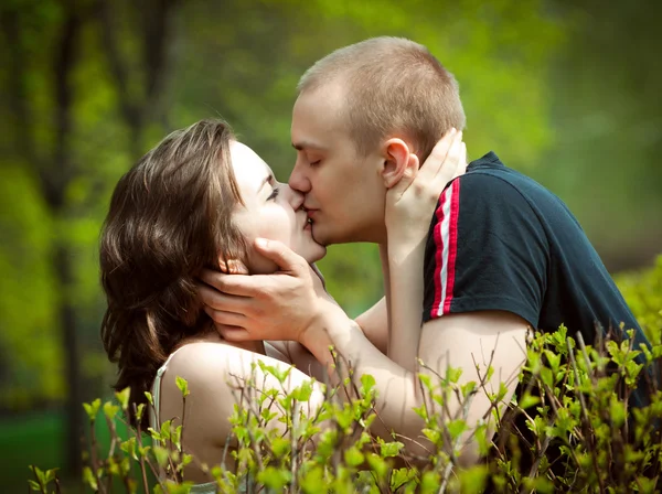 Retrato de una pareja enamorada en el fondo de otoño — Foto de Stock