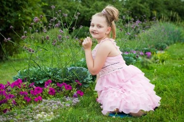 Yeşil çimenlerin üzerinde doğa üzerinde mutlu bir aile