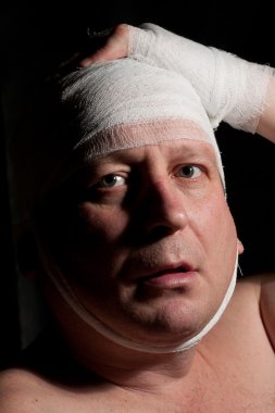 bandaj başındaki adam. bir şey de mutsuz arıyorsunuz.