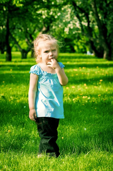 Das kleine schöne Mädchen im Park — Stockfoto
