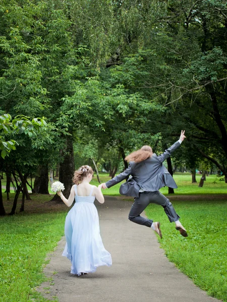 Paseo de la boda del novio y la novia — Foto de Stock