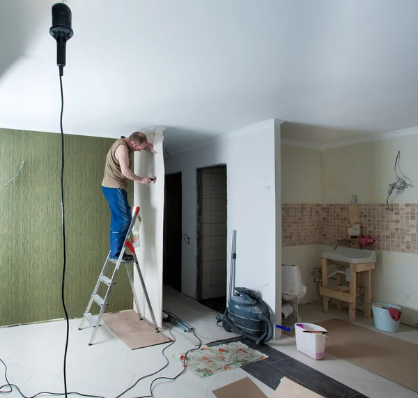 Acabado de paredes. reparación del apartamento de la ciudad — Foto de Stock