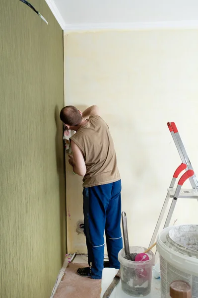 Acabado de paredes. reparación del apartamento de la ciudad — Foto de Stock