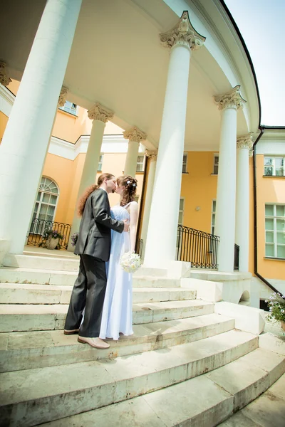 Den kära vackra bruden på en balkong på palace väntar da — Stockfoto